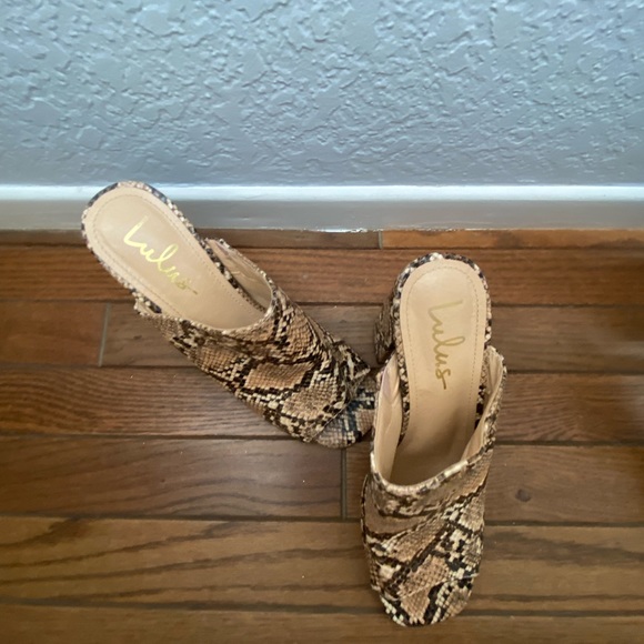 Lulus Snakeskin block heals open toe - Picture 2 of 3